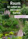 „Raum ist selbst im kleinsten Garten“ beschreibt Anleitungen für Stadtgärten. Üppige Pflanzen, Pfad, kleiner Teich.