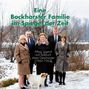 „Eine Bockhorster Familie im Spiegel der Zeit, Alltag, Jugend und Aufbruch dreier Geschwister (1960–1963)“. Fünf Personen in Winterkleidung stehen auf schneebedecktem Boden mit einem Hund im Vordergrund.
