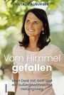 "Natalie Auburger, 'Vom Himmel gefallen', Frau lächelt, Hintergrund mit grünen Blättern. SHEEMA-Logo links oben."