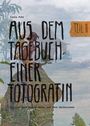 Text: "Aus dem Tagebuch einer Fotografin - Teil II. Notizen über Mutter Natur und ihre Helferinnen."  
Eine Fotografin arbeitet im Grünen.