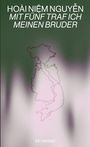 Der Text „HOÀI NIỆM NGUYỄN MIT FÜNF TRAF ICH MEINEN BRUDER“ steht auf einem verschwommenen Hintergrund mit Karte.