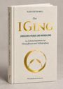 Buchtitel: "Das I Ging - Zwischen Frage und Wandlung" mit einem goldenen Symbol darunter.