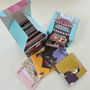 Texte: "ARNE NIELSEN, DER", "ELISABETH HACKER", "Tisch", "Kurt Cobain und ich". Bunte Box mit Büchern.