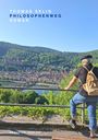 "Thomas Selig, Philosophenweg, Roman." Ein Mann mit Rucksack blickt auf eine Stadt mit Fluss, Brücke und Waldhügeln.