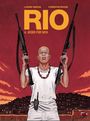"RIO" in großen gelben Buchstaben. Ein Mann mit zwei Gewehren, weißem Hemd und Funkgerät, Hintergrund eine Stadt bei Sonnenuntergang.