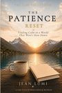 „The Lumi Collection: The Patience Reset. Finding Calm in a World That Won’t Slow Down.“ Tasse und Buch vor Berglandschaft.
