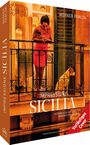 Texte: "IMPRESIONE SICILIA", "WERNER PAWLOK", "AUGENBLICKE IM LICHT", "MOMENTS IN THE LIGHT", "FREDERKING & THALER". Eine Frau im roten Kleid auf einem Balkon mit einem Hund.