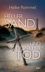„Heike Rommel: Heller Sand und dunkler Tod. Norderney-Krimi.“ Ein Kreuz aus Ästen im Sand mit Leuchtturm im Hintergrund.
