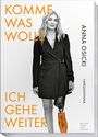 „KOMME WAS WOLLE, ICH GEHE WEITER“. Darunter eine junge Frau in Schwarz-Weiß mit einer orangefarbenen Prothese.