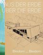 "Aus der Erde über die Erde" in Weiß auf beigem Hintergrund, mit Skizze eines modernen Gebäudes, links farbige Muster.