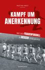 Text: "KAMPF UM ANERKENNUNG", "WIE DER FRAUENFUSSBALL IN HESSEN GROSS WURDE". Oben, rote Fläche mit springender Fußballerin. Unten, s/w Foto von Frauenfußball.