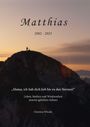 „Matthias 2002-2023. Mama, ich hab dich lieb bis zu den Sternen!“; Eine Silhouette auf einem Berg bei Sonnenuntergang.