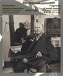 Bruchstücke jüdischer Geschichte 1989–2001. Schwarz-Weiß-Foto eines Mannes in einem Raum mit Spiegel.