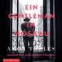 „Ein Gentleman in Moskau“ oben in Rot, darunter „Amor Towles“. Ein Mann im Anzug steht an einem offenen Fenster.