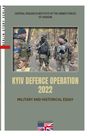 "Kyiv Defence Operation 2022," militärischer und historischer Aufsatz. Drei Soldaten in Uniform stehen im Wald.