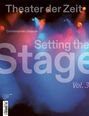„Theater der Zeit“ und „Setting the Stage Vol. 3“ in großen Lettern, bunte Lichtstrahlen und Nebel auf dunklem Hintergrund.