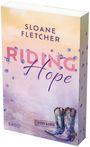 "Sloane Fletcher: RIDING Hope" in großen Buchstaben. Stiefel illustrativ daneben, unten "HUNT RANCH" auf Schild. Warmes Farbdesign.