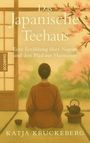 "Das Japanische Teehaus. Eine Erzählung über Nagomi und den Pfad zur Harmonie. Katja Kruckeberg." Eine Illustration zeigt eine Person von hinten, sitzend in einem Teehaus mit Kirschblüten im Hintergrund.