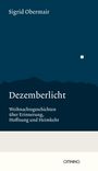 Sigrid Obermair, Dezemberlicht. Weihnachtsgeschichten über Erinnerung, Hoffnung und Heimkehr. Blau-weiße Buchgestaltung.
