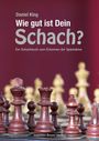 „Daniel King. Wie gut ist Dein Schach? Ein Schachbuch zum Erkennen der Spielstärke.“ Schachfiguren im Vordergrund.