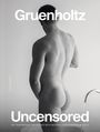 Text: "Gruenholtz Uncensored" - Rückansicht eines nackten Mannes, Wasserhahn im Vordergrund, minimalistische Komposition.