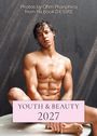 "YOUTH & BEAUTY 2027." Ein junger, muskulöser Mann sitzt nackt vor einer strukturierten Wand.