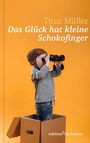 „Titus Müller: Das Glück hat kleine Schokofinger.“ Ein Kind mit Fliegermütze schaut mit einem Fernglas aus einem Karton.