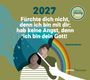 2027. Fürchte dich nicht, denn ich bin mit dir; hab keine Angst, denn ich bin dein Gott! Zwei Menschen unter einem Regenschirm.