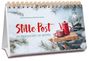 „Stille Post - Der Adventskalender zum Ankommen“ steht in roter und grüner Schrift. Rote Teekanne und Tasse auf Schneehintergrund.