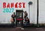 Text "BANKSY 2027" in Rot und Türkis. Graffiti von Männern in Trenchcoats bei einer Telefonzelle.