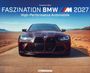 "FASZINATION BMW M 2027 High-Performance Automobile" vor einem rotbraunen Auto in wüstenartiger Landschaft.