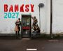 Text: "BANKSY 2027". Illustration mit Männern in Trenchcoats an einer Telefonzelle, überwacht durch Satellitenschüssel.