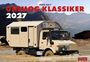 JÖRG HAJT UNIMOG KLASSIKER 2027. Ein beige Unimog fährt durch Wasser, umgeben von Berglandschaft.