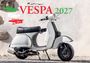 „VESPA 2027“ in roten und grünen Buchstaben. Illustration eines weißen Rollers vor einer alten Wand.