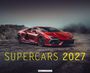 "SUPERCARS 2027" in gelber Schrift. Ein roter Supersportwagen steht auf einer rauen, felsigen Straße unter bewölktem Himmel.