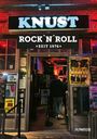 "KNUST. Rock 'n' Roll seit 1976." Der Eingang zu einem Musikclub mit Plakaten und rotem Licht.