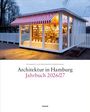 „Architektur in Hamburg Jahrbuch 2026/27“. Charmante Buchhandlung mit rotem Streifendach, großzügige Fensterfront.