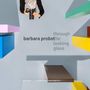"barbara probst through the looking glass" in der Mitte. Frau mit Kamera von oben, umgeben von bunten, rechteckigen Formen.