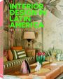 "INTERIOR DESIGN IN LATIN AMERICA" in Grün. Gemütliches Wohnzimmer mit gemusterten Kissen, Tischdeko und Pflanzenmotiven an der Wand.