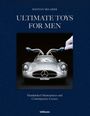 "Ultimate Toys for Men", silberner Oldtimer mit Flügeltüren, weiße Handschuhe, dunkelblauer Hintergrund.