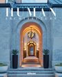 „HUMAN ARCHITECTURE“, Gianpiero Pugliese, teNeues. Ein eleganter Eingang mit Bögen und Beleuchtung, flankiert von Pflanzen.