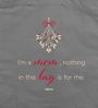 "I'm a mom, nothing in this bag is for me." Darüber ein stilisierter Zweig mit roten Beeren und einer Schleife.