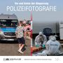 "Vor und hinter der Absperrung: POLIZEIFOTOGRAFIE." Links ein Polizeiwagen, rechts Polizisten in Schutzanzügen bei Arbeit.