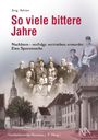 "So viele bittere Jahre" in großen roten Buchstaben. Eine Collage aus Schwarz-Weiß-Fotos von Menschen und Gebäuden.