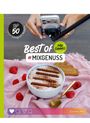 Best of #MixGenuss. Top 50 Instagram Rezepte. Eine Schüssel Dessert auf rosa Tuch mit Himbeeren und Keks.