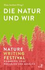 „DIE NATUR UND WIR“, „NATURE WRITING FESTIVAL“, Wald-Silhouette in Rot auf grünem Hintergrund.