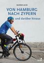 Text: "Manfred Jacob. Von Hamburg nach Zypern und darüber hinaus." Ein Mann auf einem Fahrrad, in Sportkleidung, mit Helm.