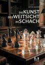 Text: "DIE KUNST DER WEITSICHT IM SCHACH". Schachfiguren auf einem Brett in einem Raum mit Holzregalen.