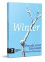 „Winter“, „Porträt einer Jahreszeit“, „Monika Offenberger“. Blauer Hintergrund mit schneebedecktem Ast. Logo: Frankfurter Allgemeine Buch.