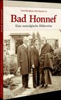 "Bad Honnef: Eine nostalgische Bilderreise." Drei Männer in Anzügen vor einem traditionellen Gebäude.